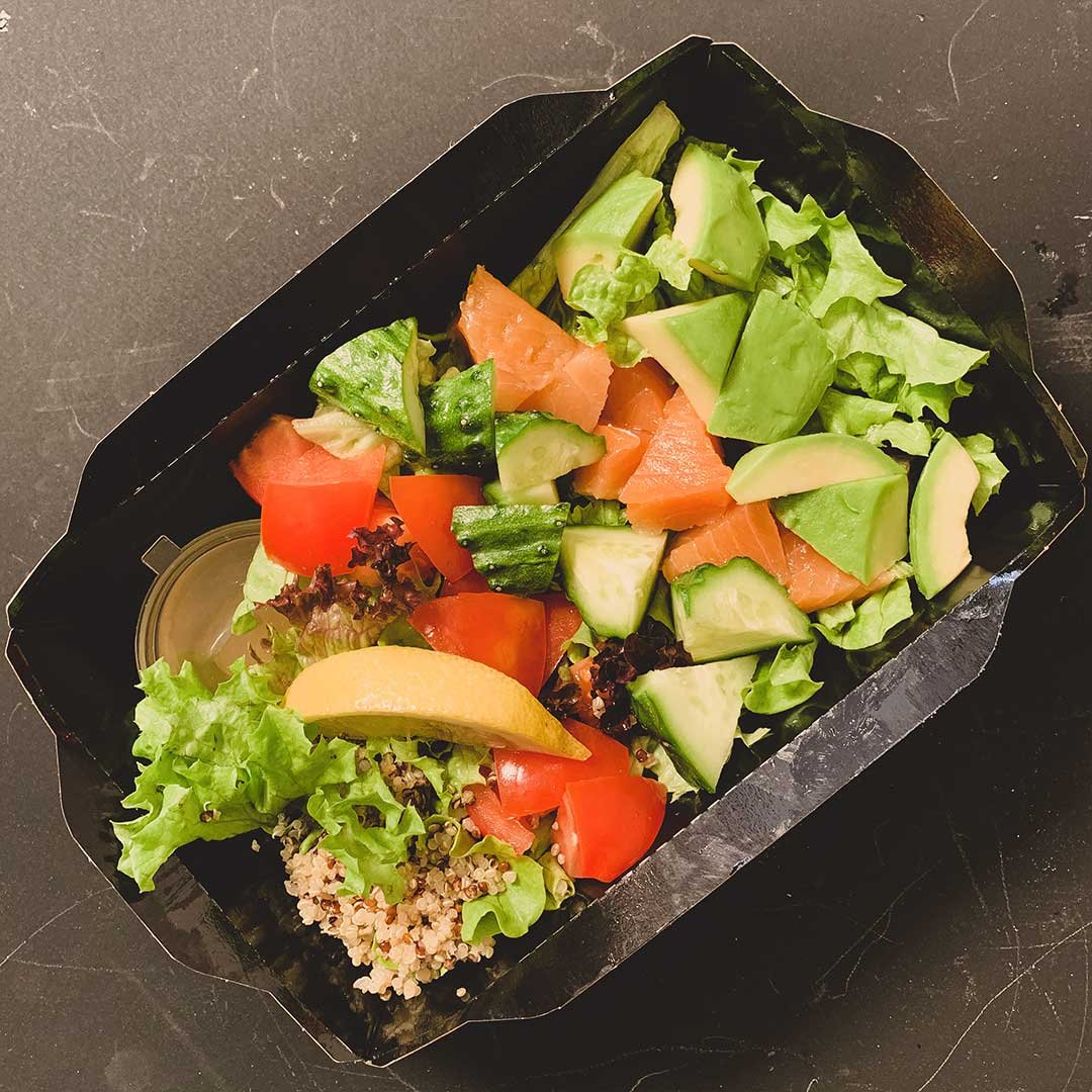 Салат с киноа и авокадо и лососем