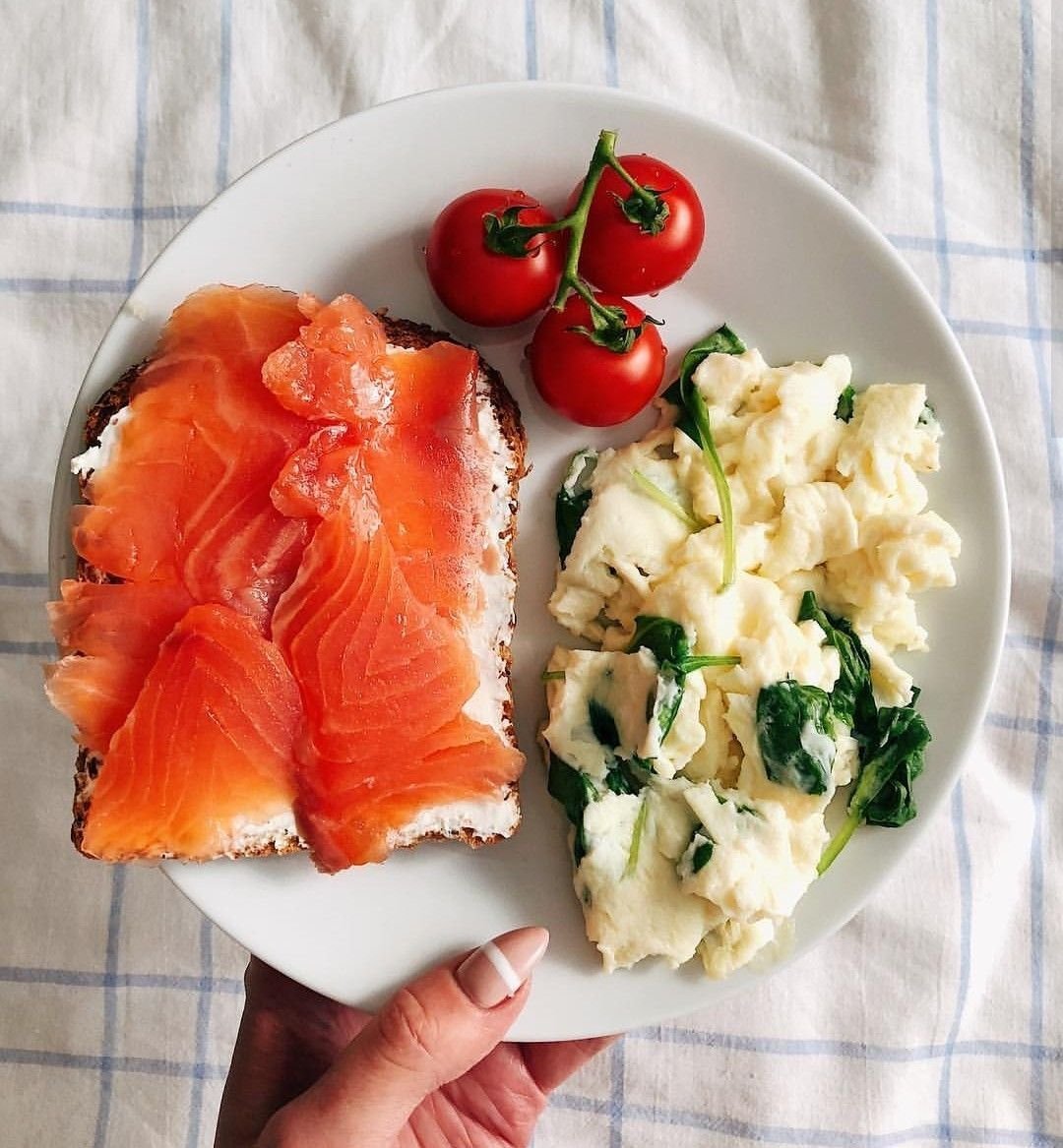 Салат с семгой и авокадо