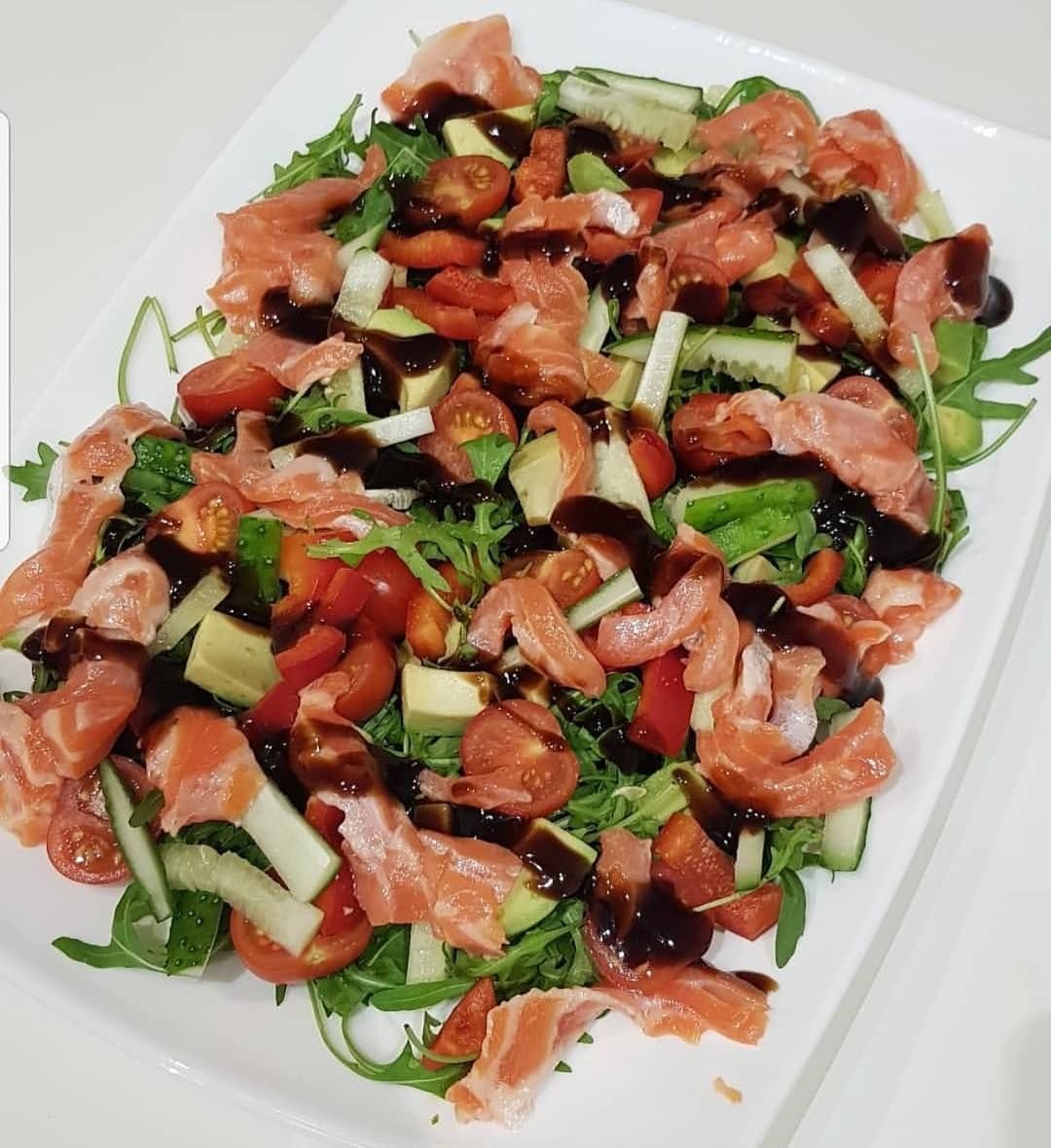 Салат с семгой и авокадо и рукколой