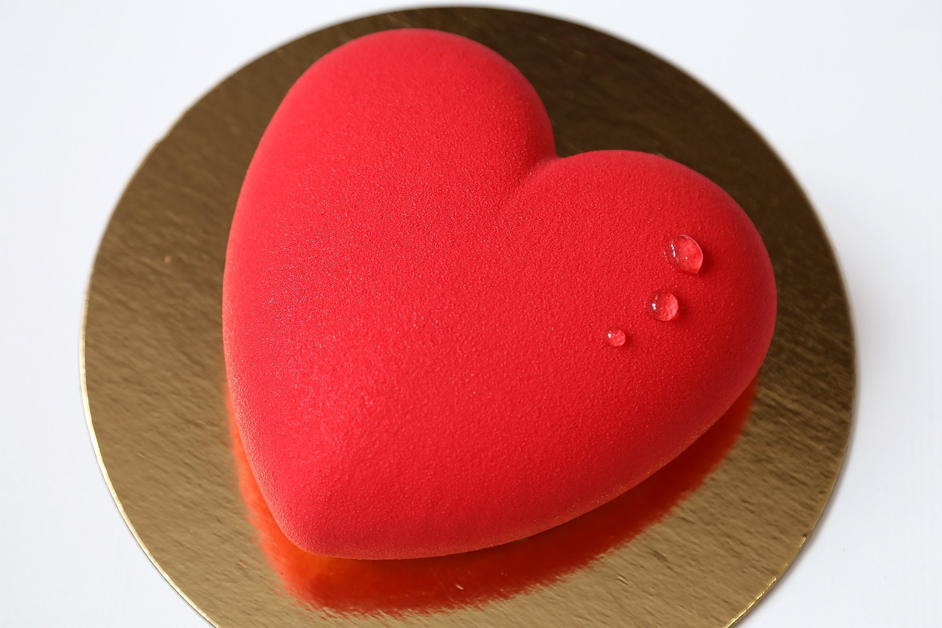 Форма для торта 8 см. Муссовый торт красное сердце. Муссовый торт с велюром. Муссовые пирожные сердечки велюр. Шоколадный муссовый торт.