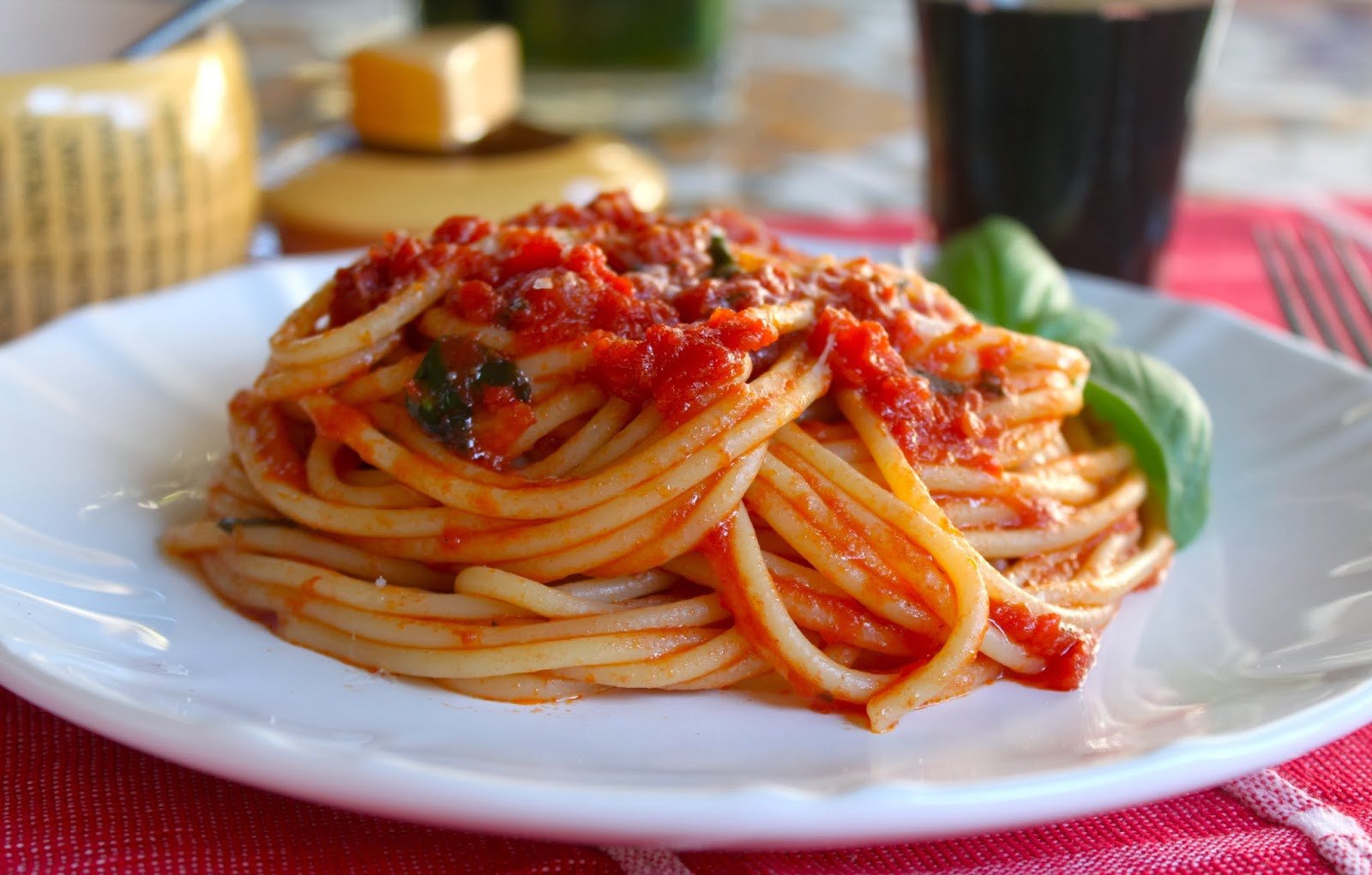 Макароны гнезда с томатным соусом. Букатини аматричана. Спагетти неаполитано. Паста неаполитано. Спагетти в томатном соусе.