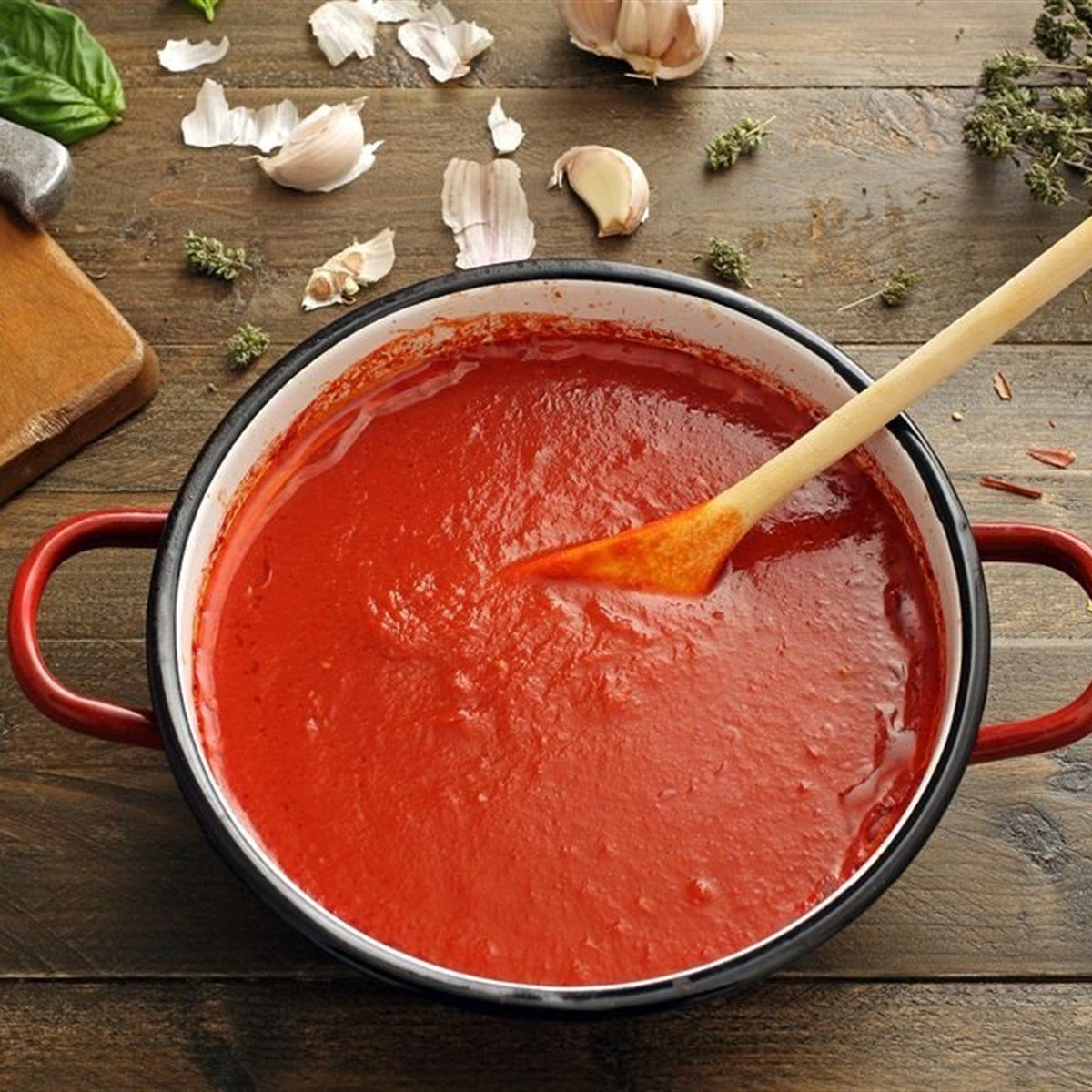 Томатный соус готовый. Приготовление кетчупа. Густой томатный соус. Краснодарский соус домашний. Домашний кетчуп.