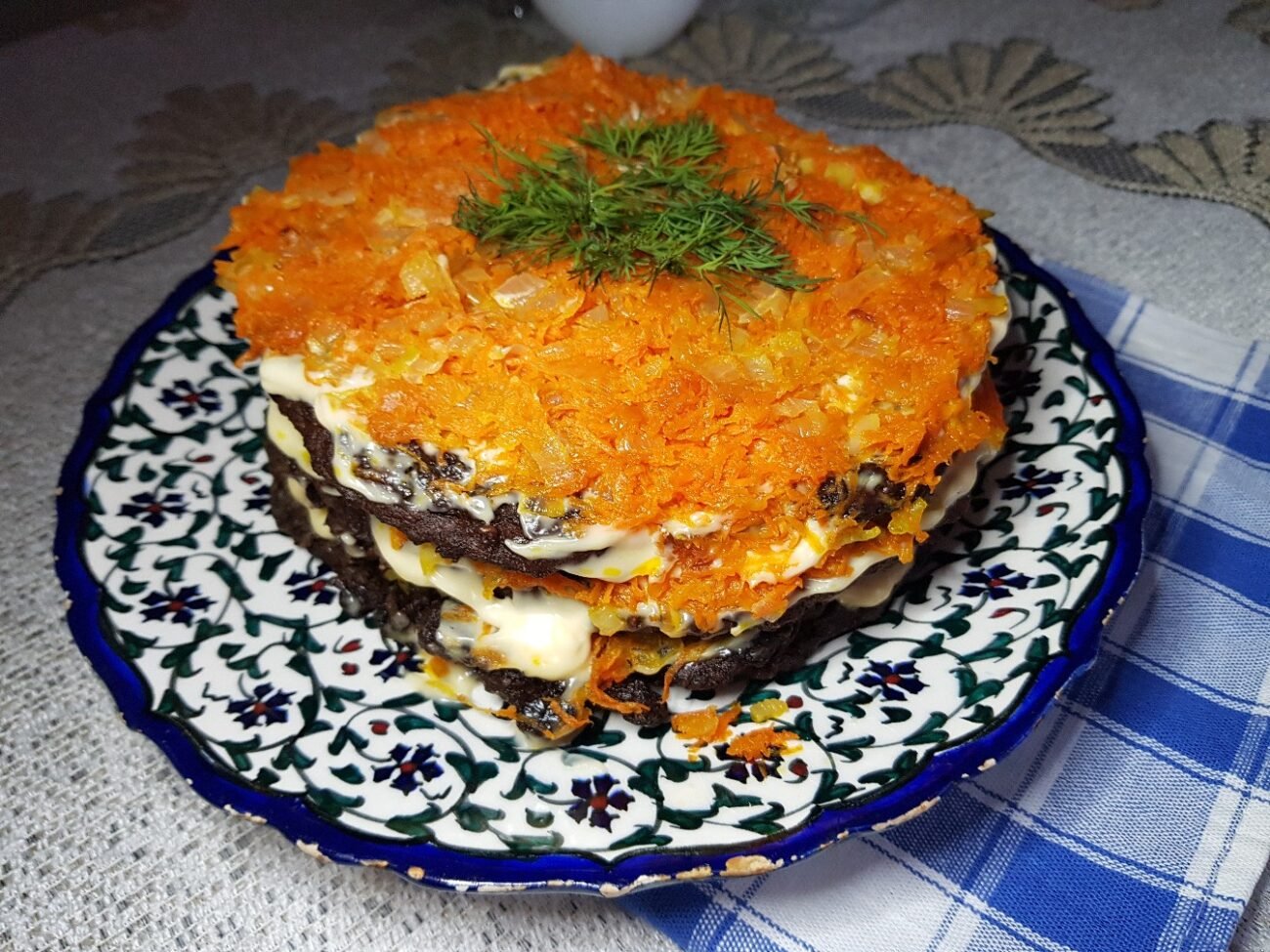Рецепт печеночного торта из печени классический. Печеночный торт с луком и морковью. Печёночный торт из говяжьей печени. Печеночный торт с морковкой.