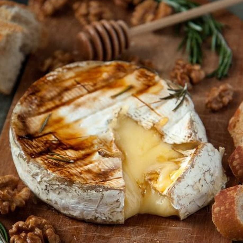 Запеченный сыр камамбер