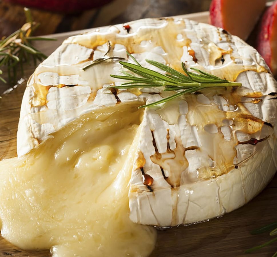 Сыр Бри в духовке с багетом