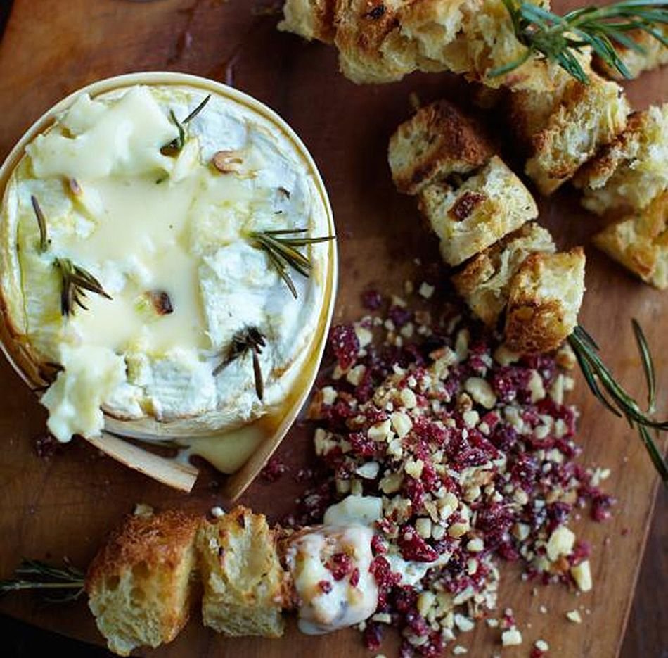 Запеченный камамбер с гренками