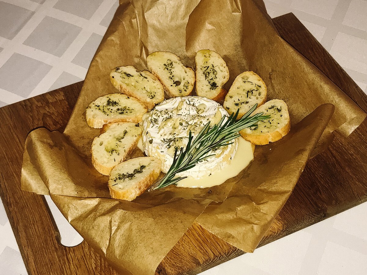 Сыр камамбер с багетом