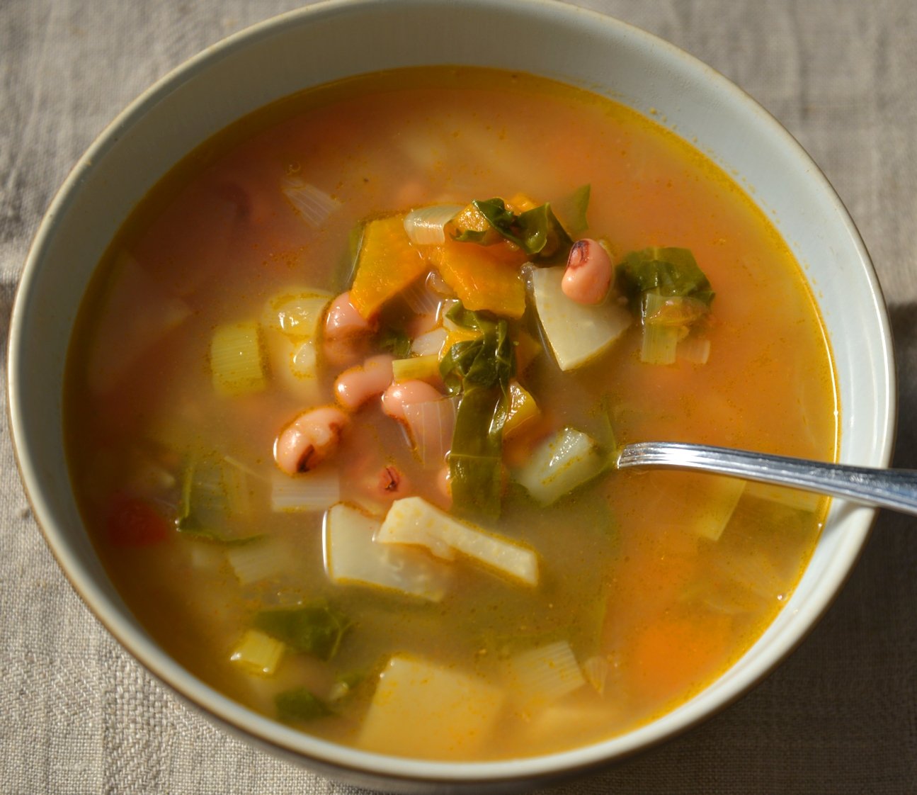 Суп мясо картошка морковь. Картофельный суп. Картофельный суп с мясом. Суп картофельный с бобовыми. Суп картофельный с фасолью.