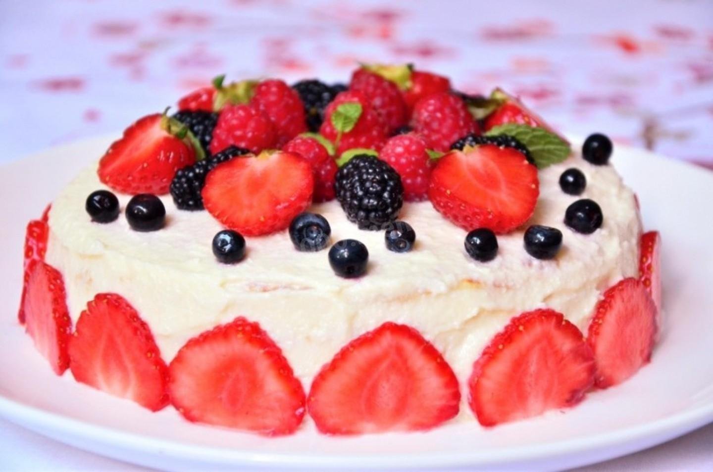 Творожный торт с ягодами. Торт с ягодами и творожным кремом. Блинный торт с ягодами. Украшение блинного торта фруктами. Творожно ягодный торт.