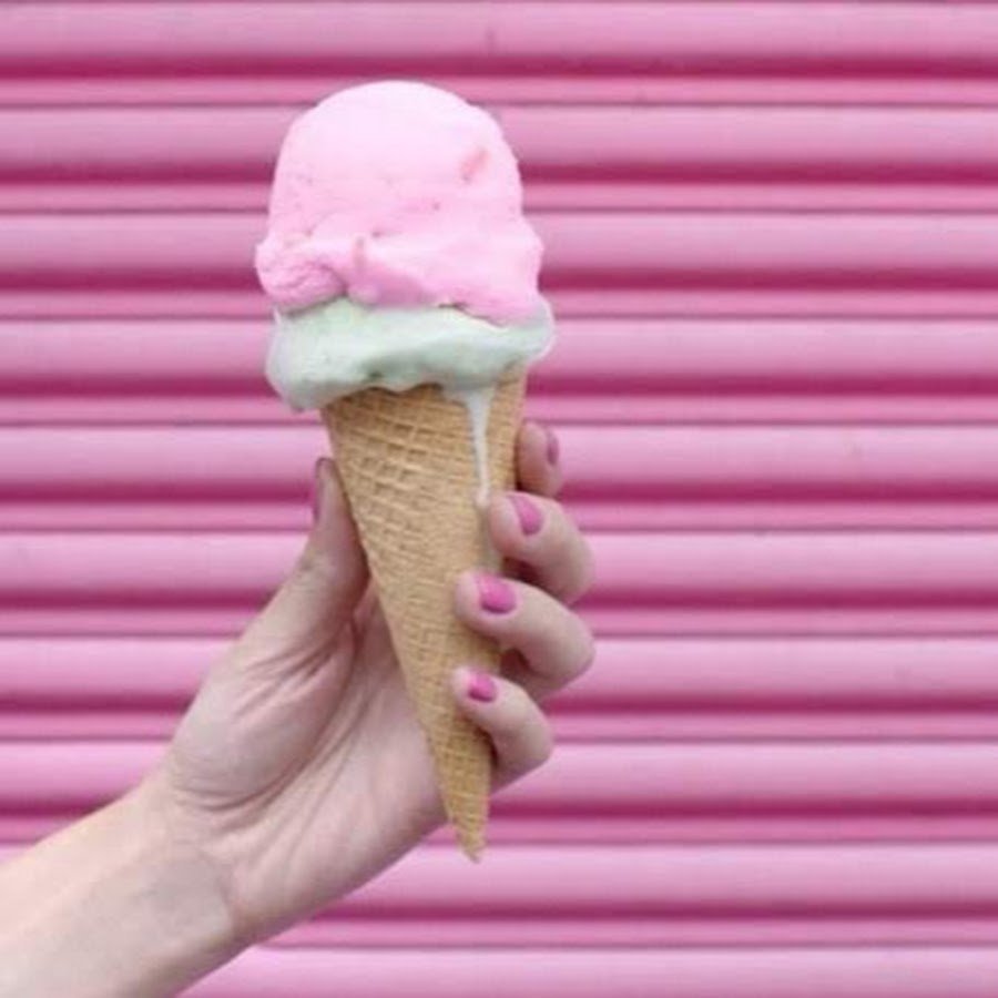 Где мороженка. Мороженое розовый. Мороженое ярко розовое. Мороженое фон. Розовое мороженое Эстетика.