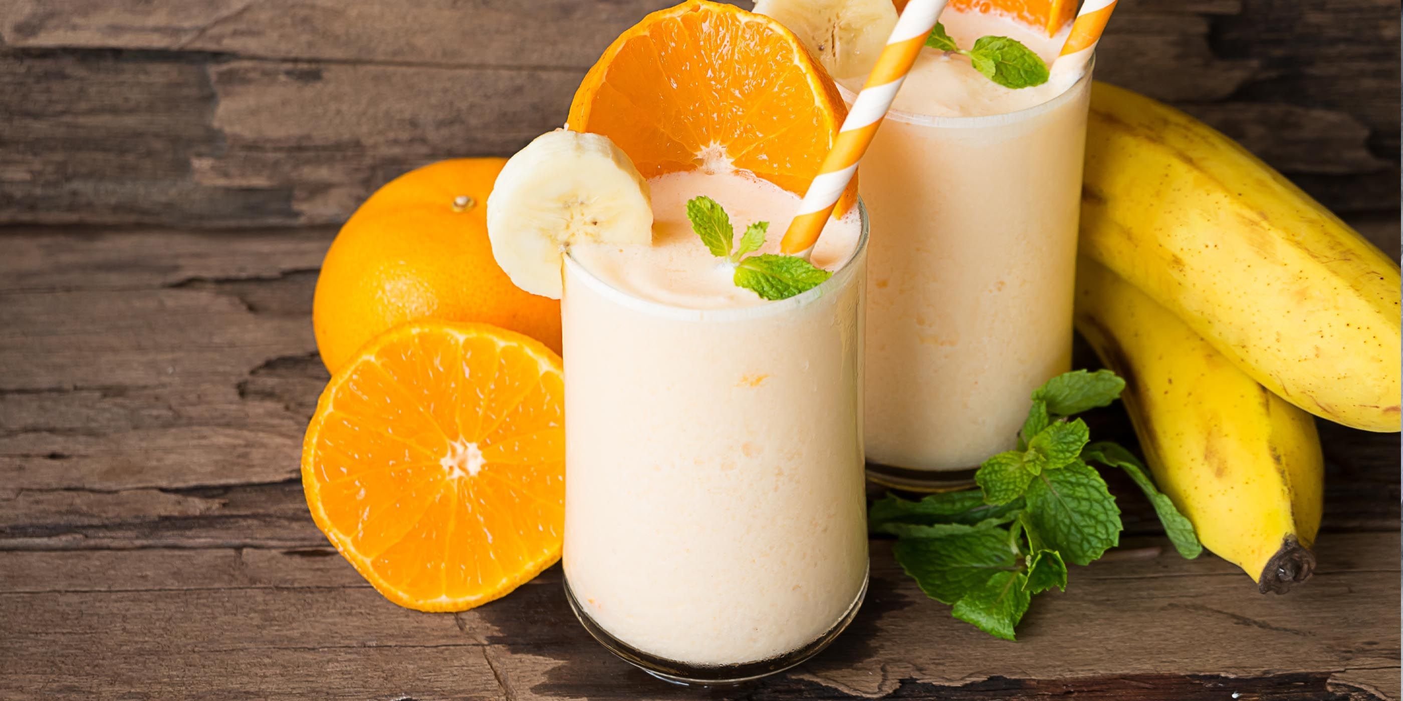 Смузи йогурт банан. Смузи апельсин банан. Смузи с цитрусами. Молочные коктейли. Молочный коктейль с апельсином.