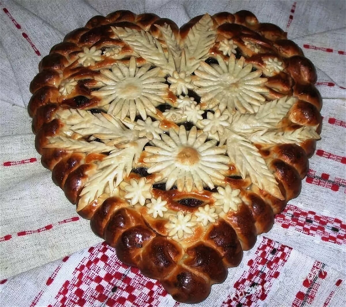 Украшение пирога из дрожжевого теста