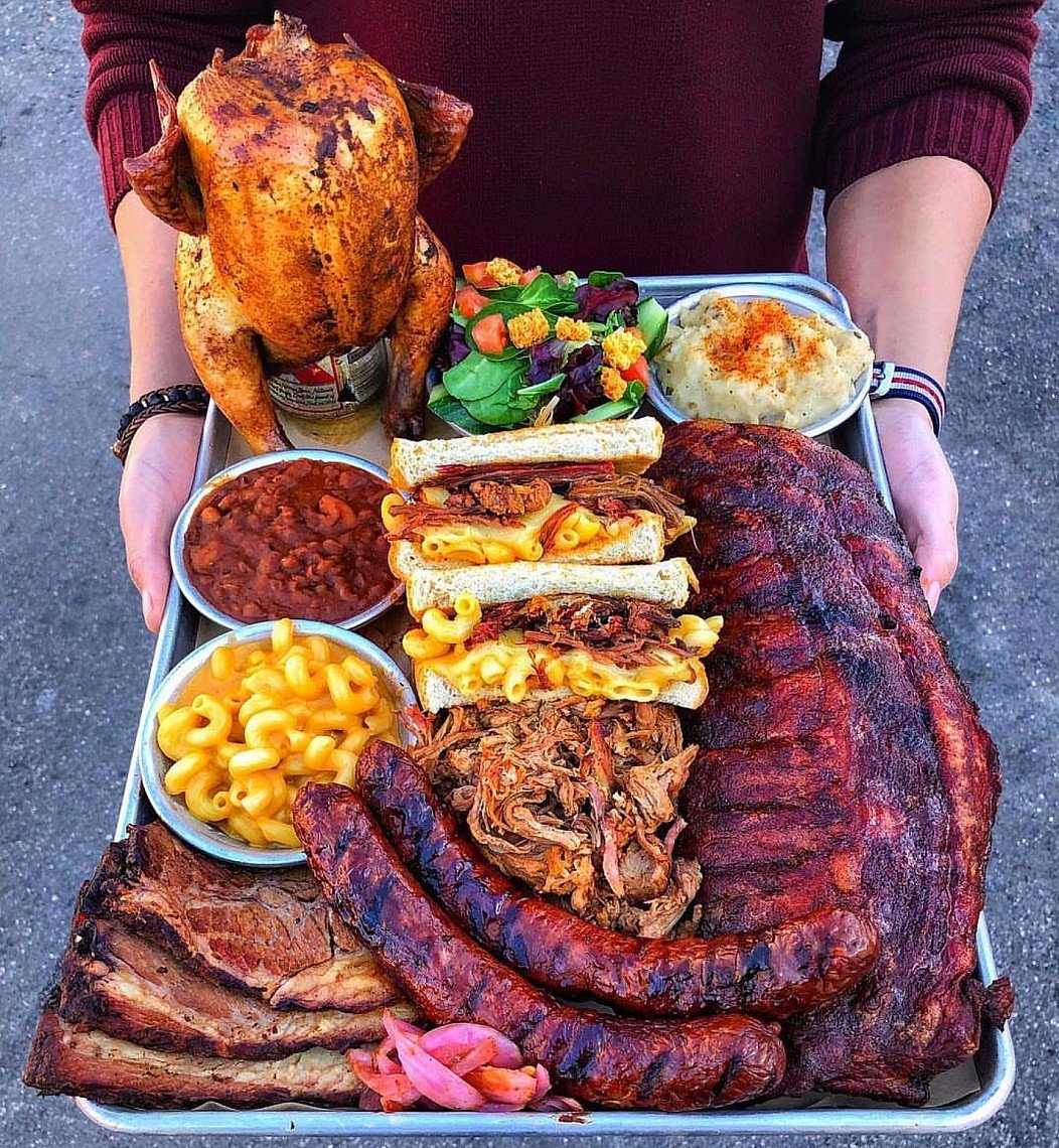 Огромный стол с едой. Много еды. Огромное блюдо. Огромная порция еды. Самые большие питания