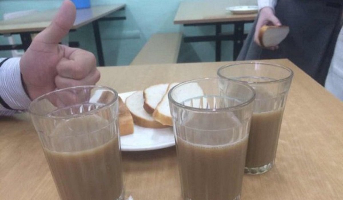 В школьной столовой два стакана компота три. Кофейный напиток в столовке. Кофейный напиток в школе. Какао в столовке. Кофейный напиток из школьной столовой.