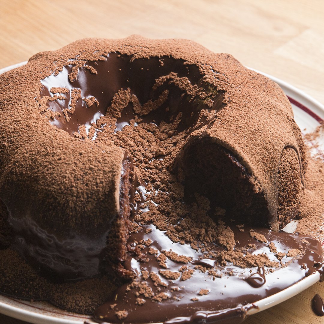 Шоколад посыпанный шоколадом. Кекс фондан. Шоколадная лава. Торт лава кейк. Шоколадный торт.