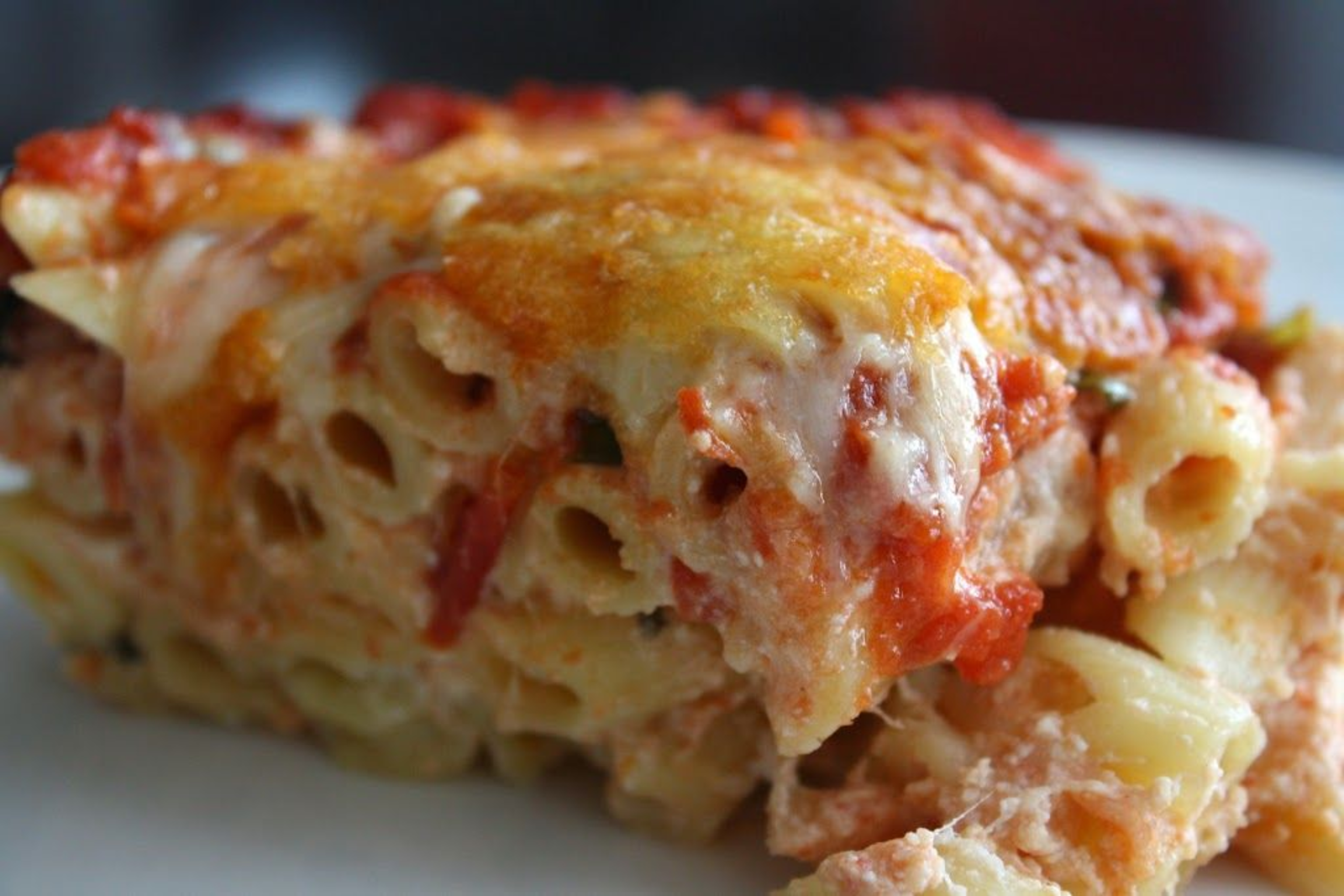 Спагетти с помидорами и сыром в духовке. Макаронник запеканка. Запеканка из макарон. Запеканка с макаронами и фаршем. Запеканка из макарон с курицей.