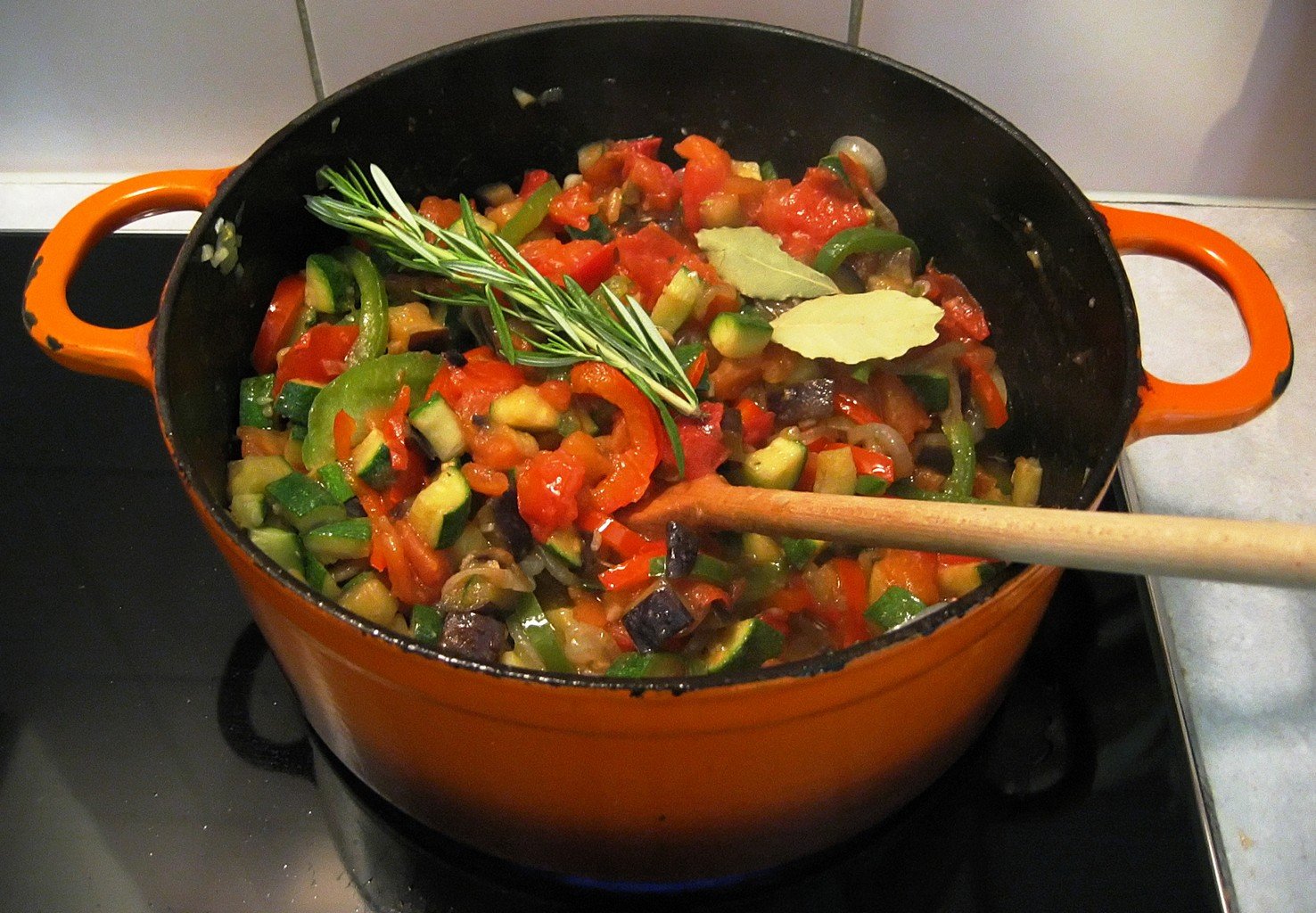 Как приготовить овощи в кастрюле. Овощное рагу Рататуй. Сотейник с овощами. Рагу в кастрюле. Кастрюля для тушения овощей.