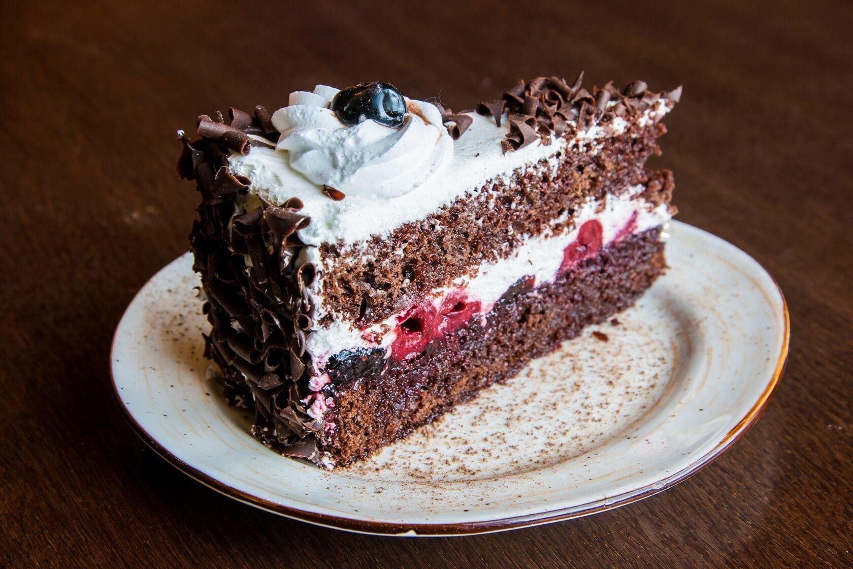Торт черный лес классический с вишней рецепт. Торт "чёрный лес" (Black Forest Cake). Шварцвальдский торт чёрный лес. Торт чёрный лес шоколадный бисквит кремом чиз вишня. Торт "чёрный лес" Чизберри.