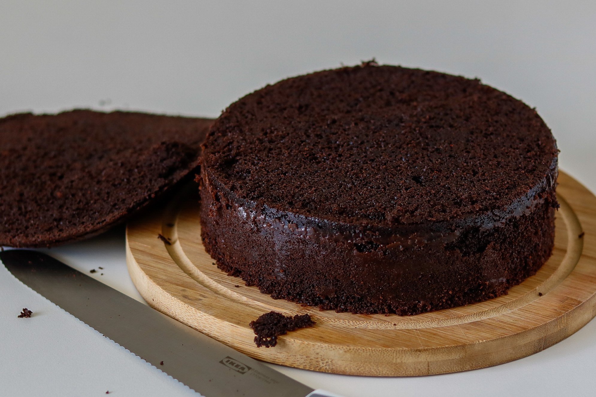 Простой рецепт шоколадного бисквита в духовке. Шоколадный торт "Пеле". Американский шоколадный бисквит. Шоколадный торт на кипятке. Торт шоколад на кипятке.