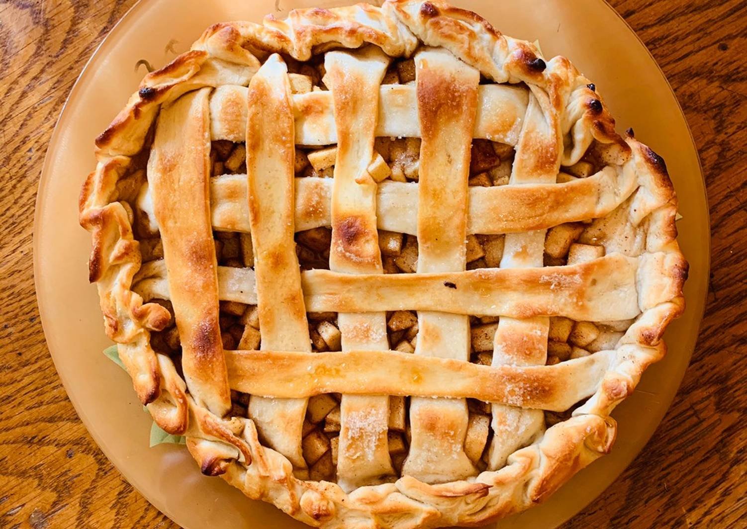 Виды пирогов. Яблочный пирог из дрожжевого теста. Яблочный пирог с корицей. Дрожжевой пирог с яблоками. Пирог с яблоком и корицей.