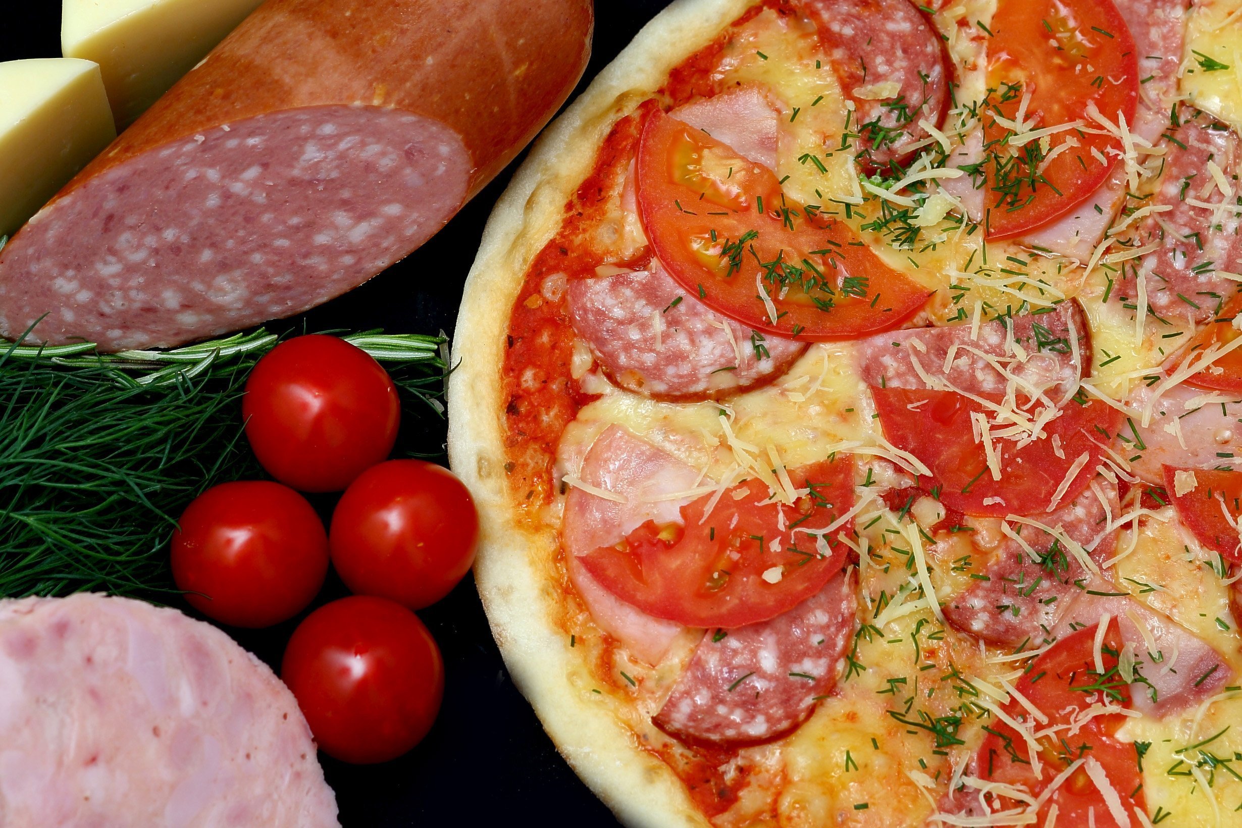 Пицца с колбасками. Пицца салями Милано. Пицца пепперони с помидорами. Пицца итальянская с ветчиной. Пицца с колбасой и помидорами.