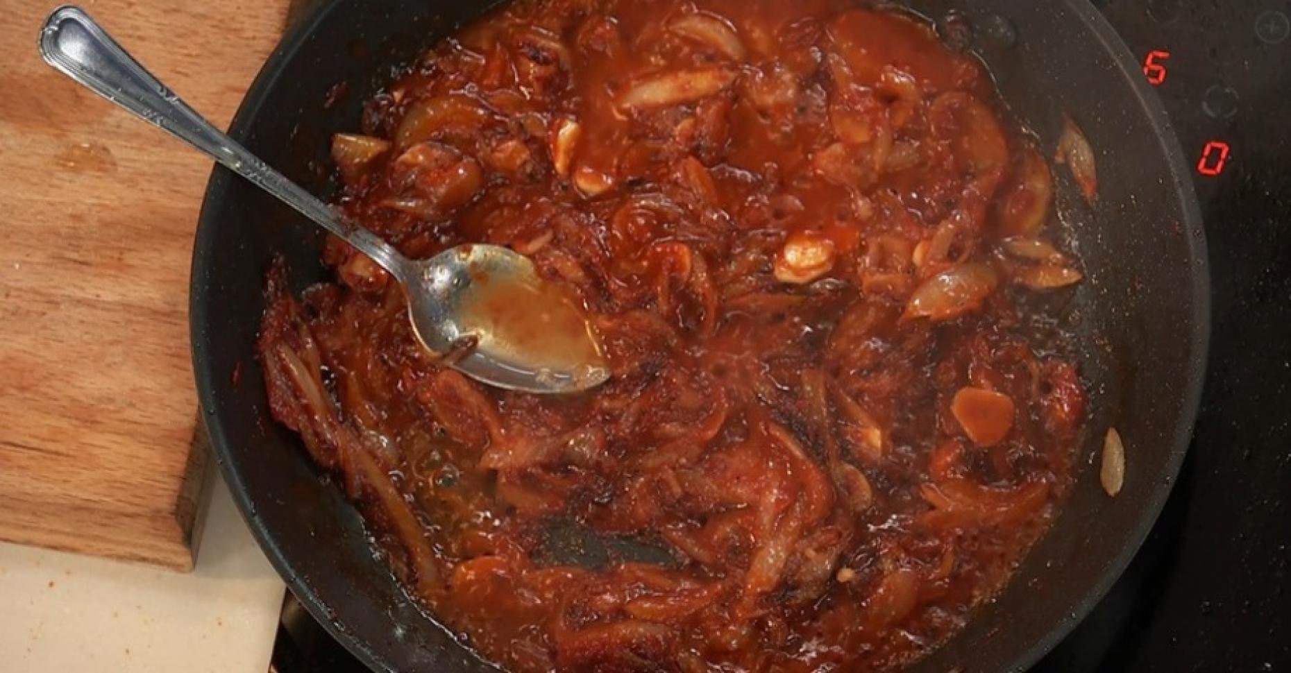 Курица с луком и томатной пастой. Мясо в томатном соусе на сковороде. Обжариваем лук с томатной пастой на сковороде. Жаркое с томатной пастой. Томатная паста в говядину на сковороде.