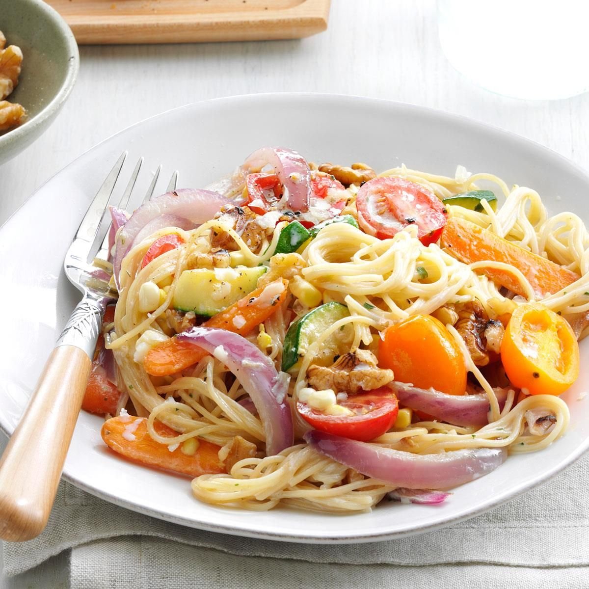 Макароны с овощами рецепт на сковороде. Паста Примавера с овощами. Паста с овощами. Макароны с овощами и сыром. Спагетти с овощами и сыром.