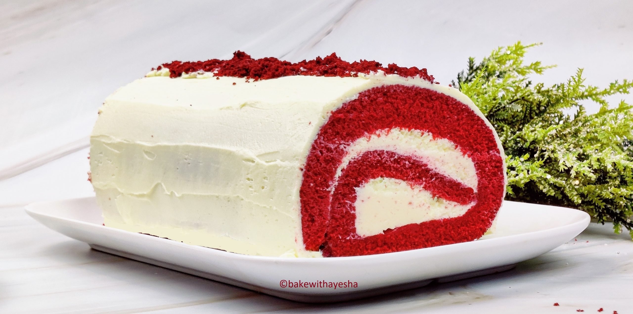 Красный бархат торт шобутинской. Красный бархат с клубничным конфи. Торт красный бархат Гулливер. Бисквитный торт с клубничным конфи. Бисквит красное и белое.