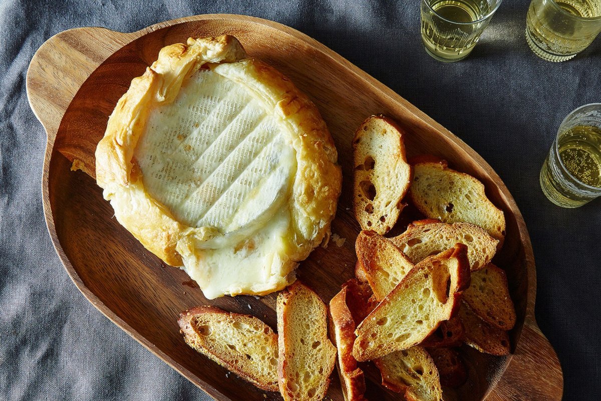 Что можно приготовить из хлеба и сыра. Бриошь с сыром Бри. Бриошь с камамбером. Сыр Бри и камамбер в духовке. Сыр камамбер в духовке с хлебом.