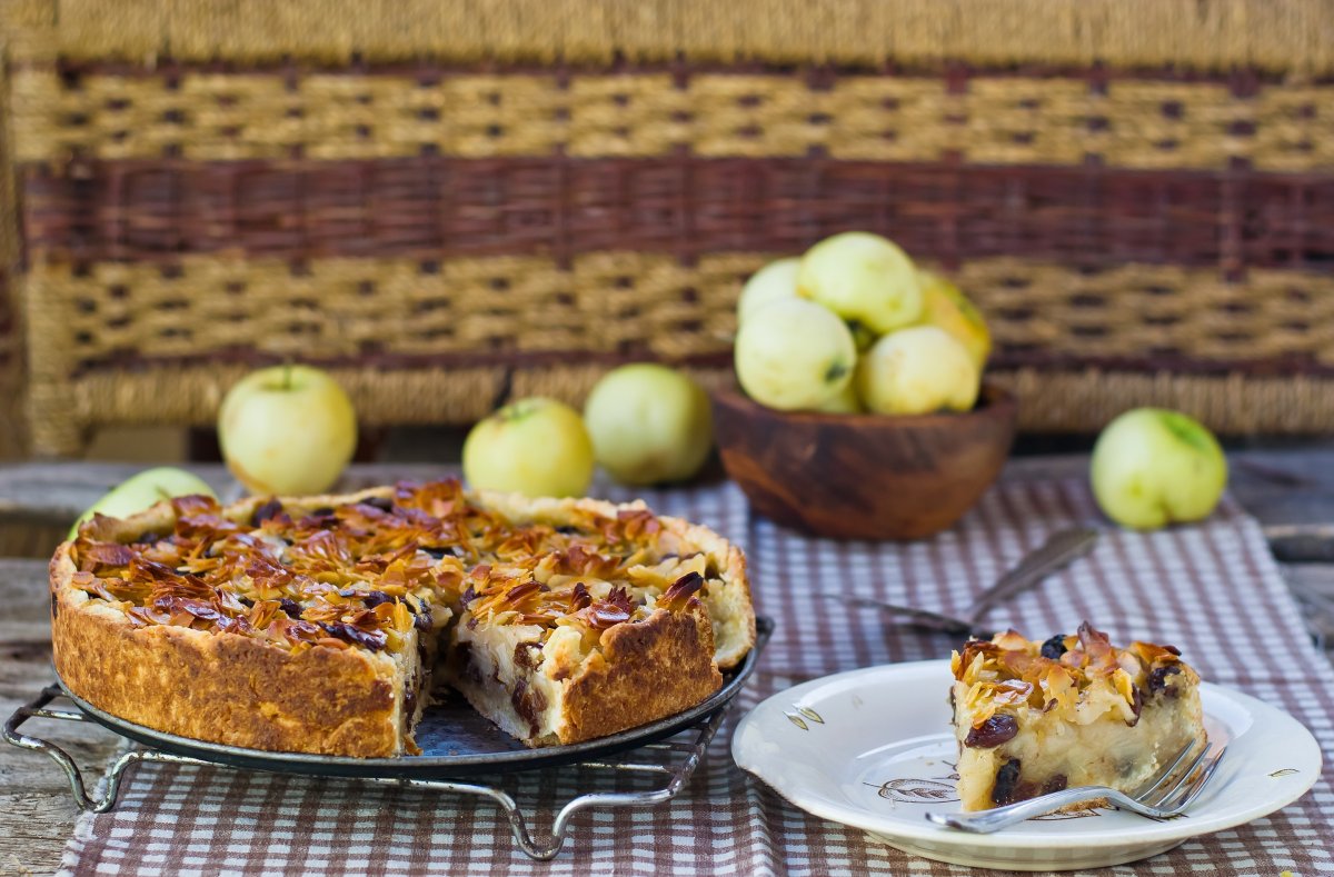 Шарлотка с изюмом в мультиварке