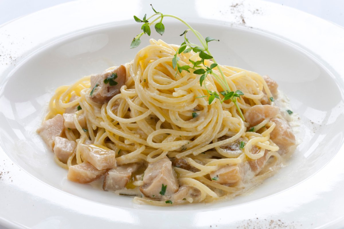 Спагетти с курицей и грибами в сливках