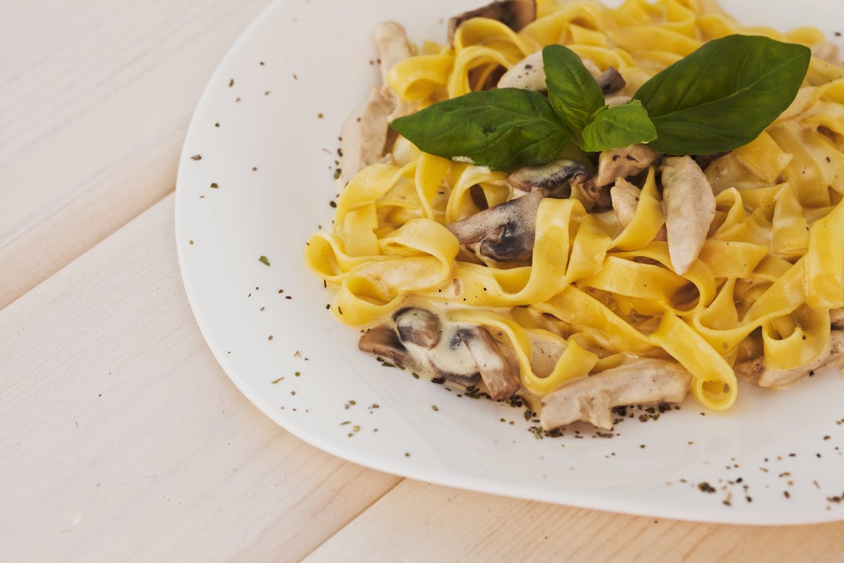 Фетучини с курицей и грибами