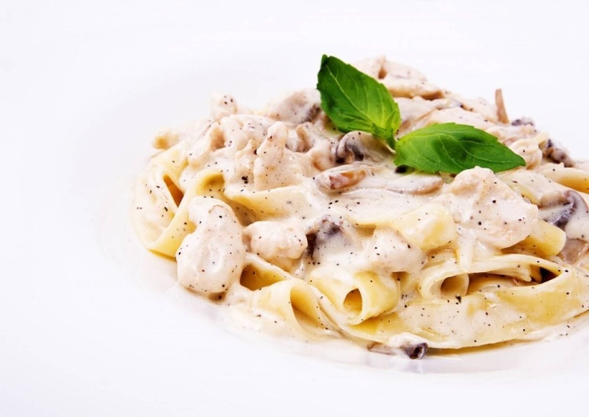 Фетучини с курицей и грибами в сливочном