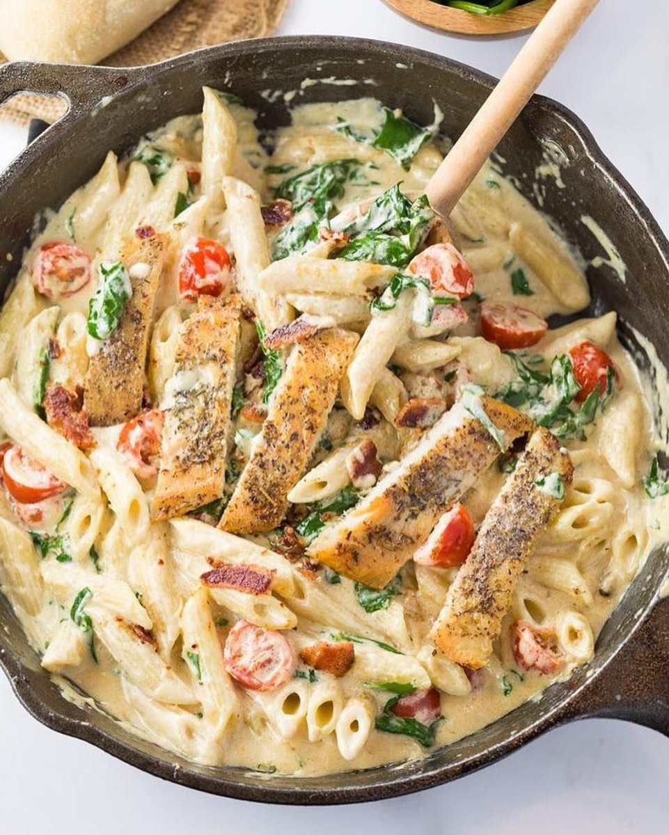 Паста с курицей в сливочном соусе