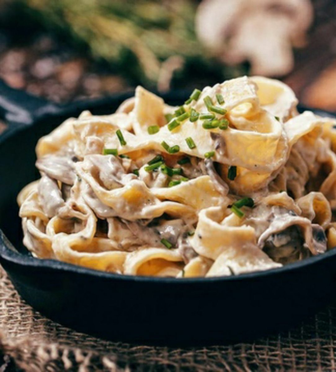 Паста фетучини с курицей и грибами в сливочном