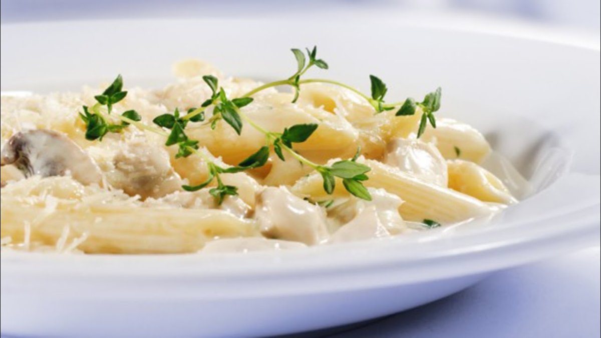 Паста с филе курицы в сливочном соусе