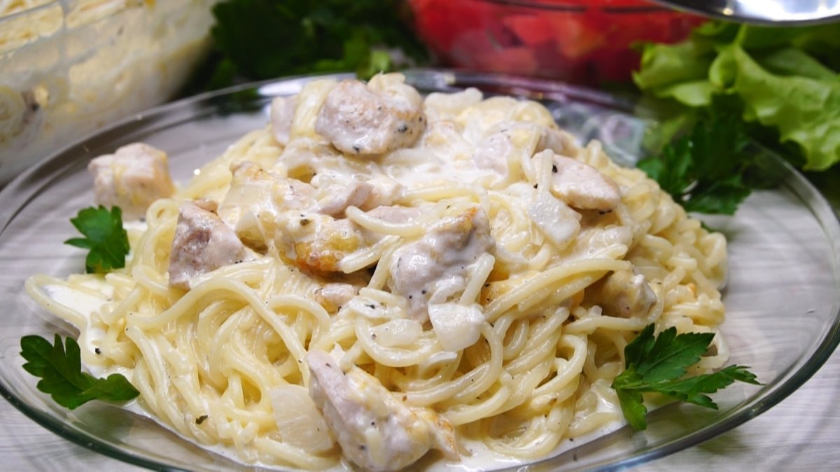 Паста с куриной грудкой под сливочным соусом