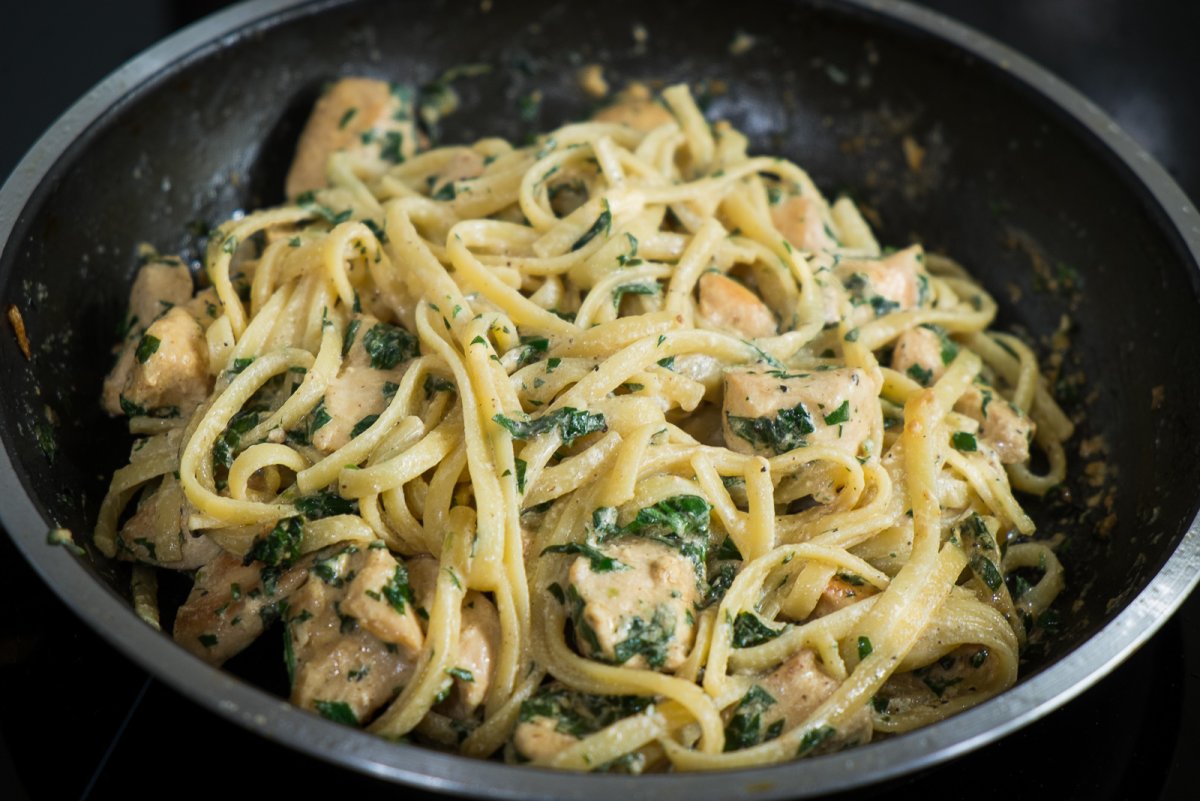 Спагетти с курицей в сливочном соусе