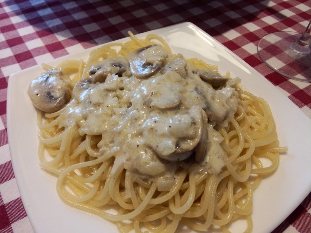 Спагетти со сливочно-грибным соусом