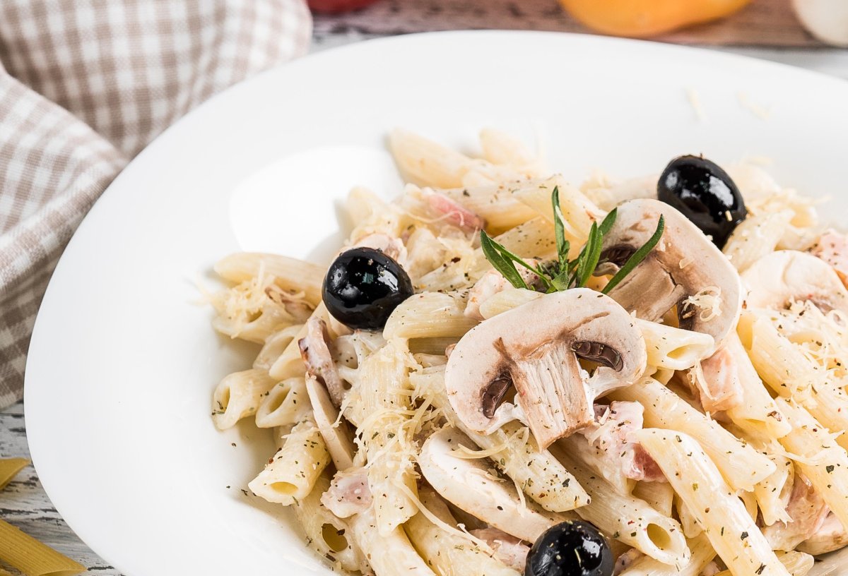 Паста карбонара с курицей и грибами в сливочном соусе