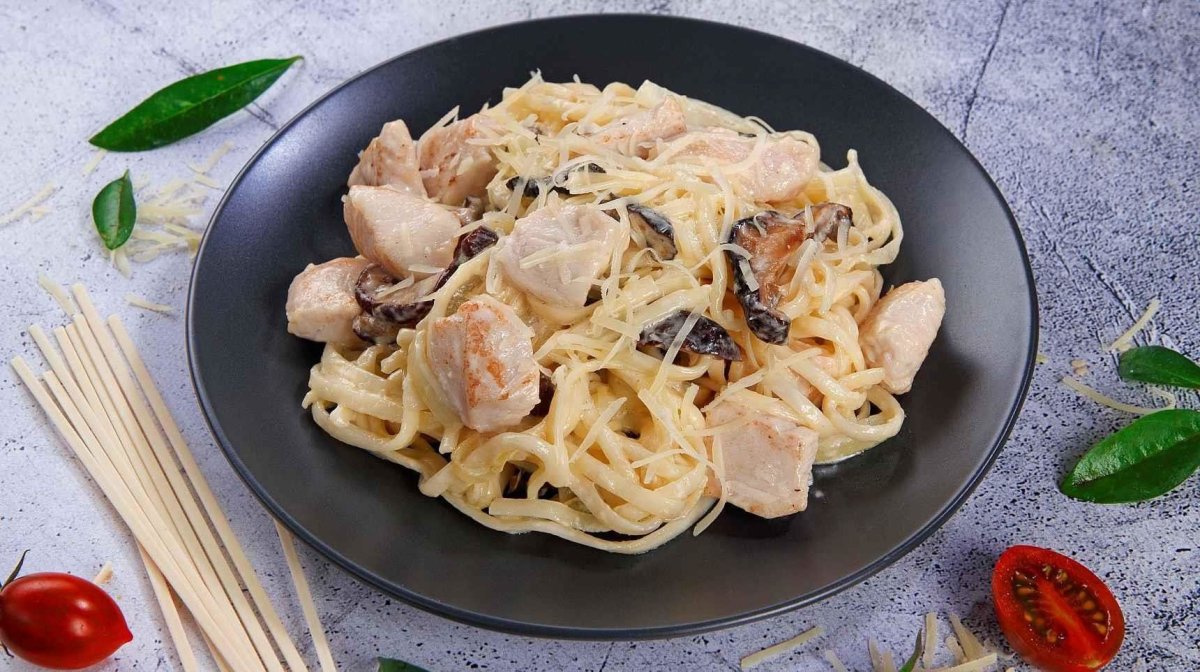 Удон с курицей в сливочном соусе