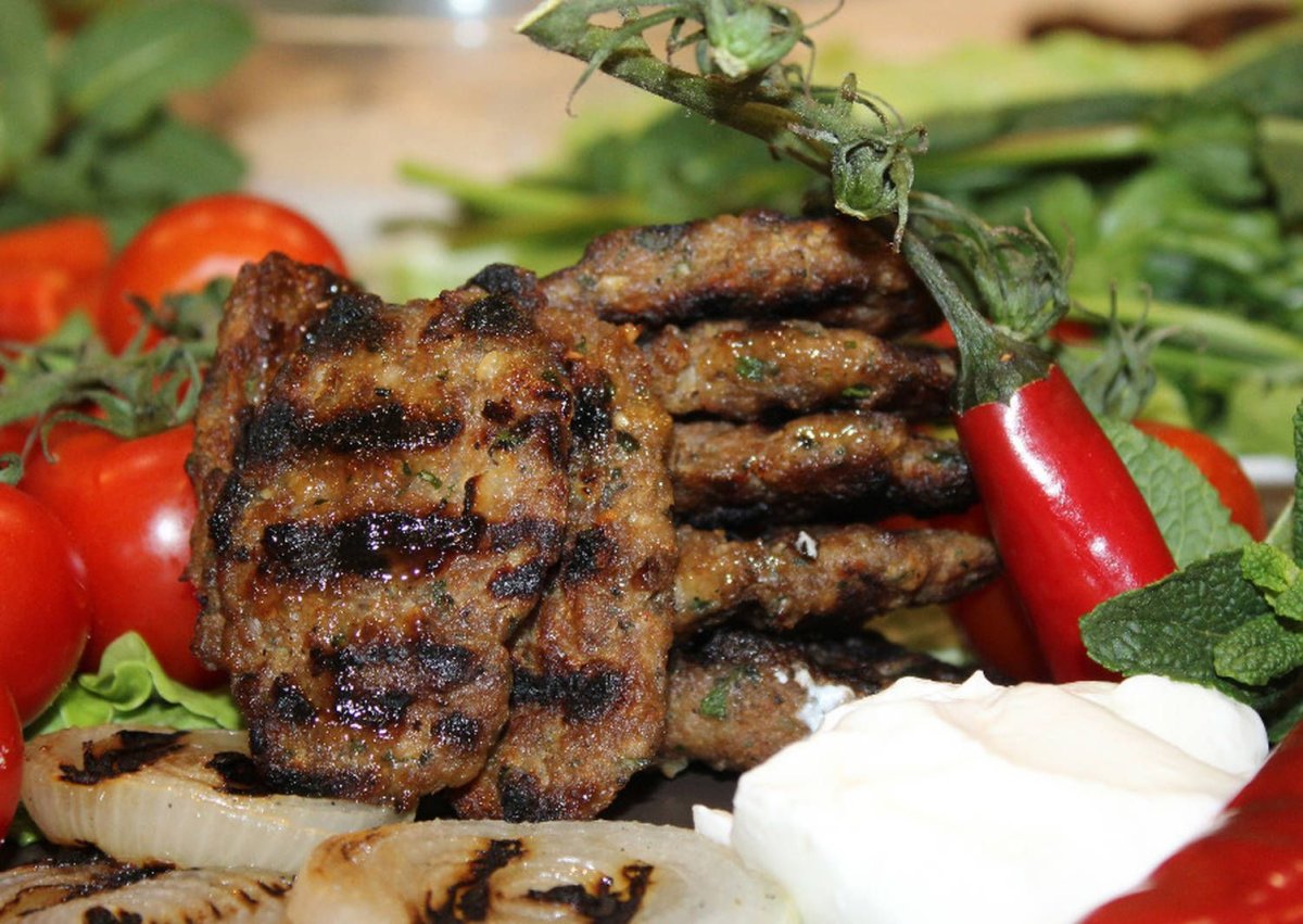 Блюдо турецкой кухни сырое мясо