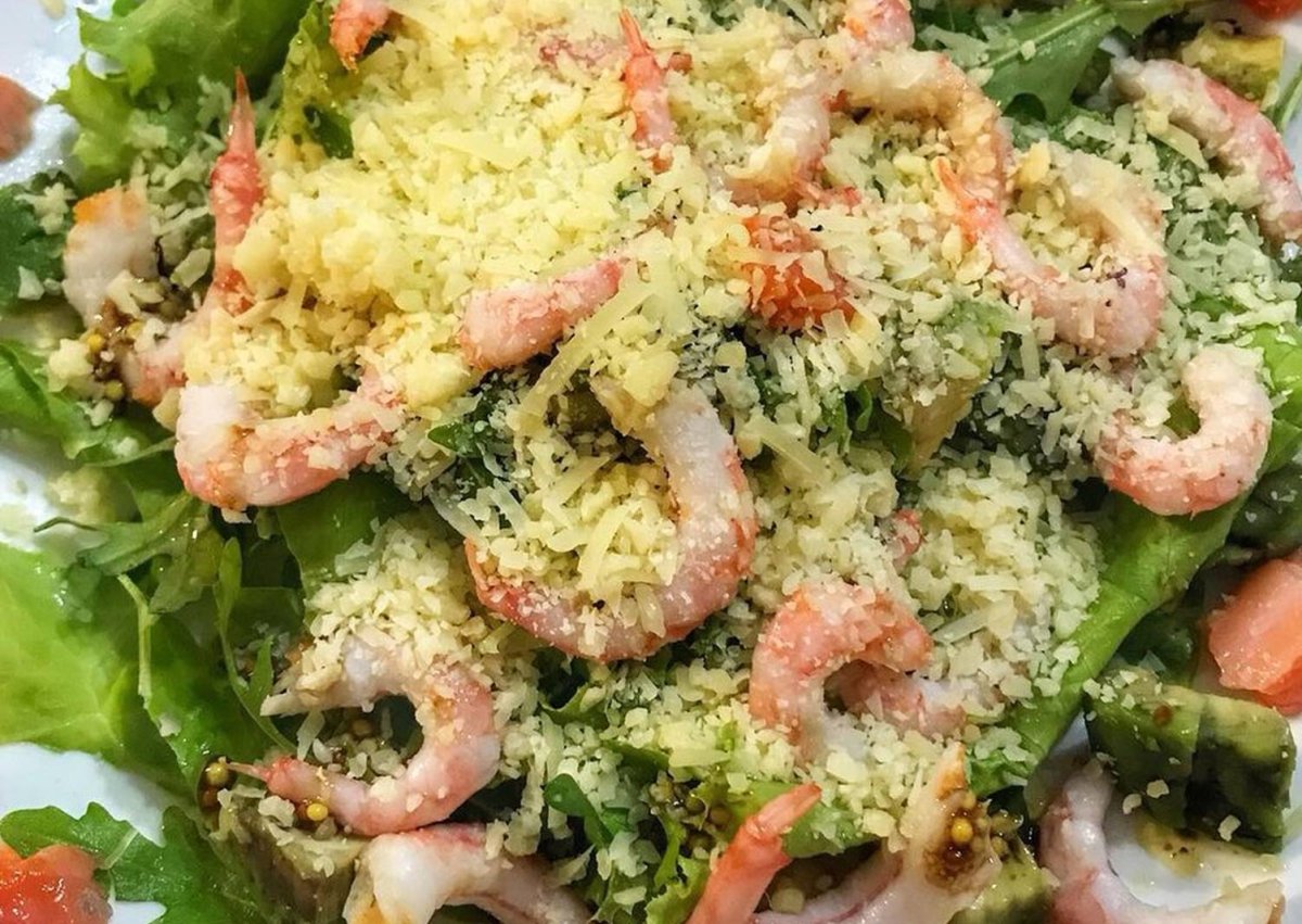 Креветки семга авокадо салат
