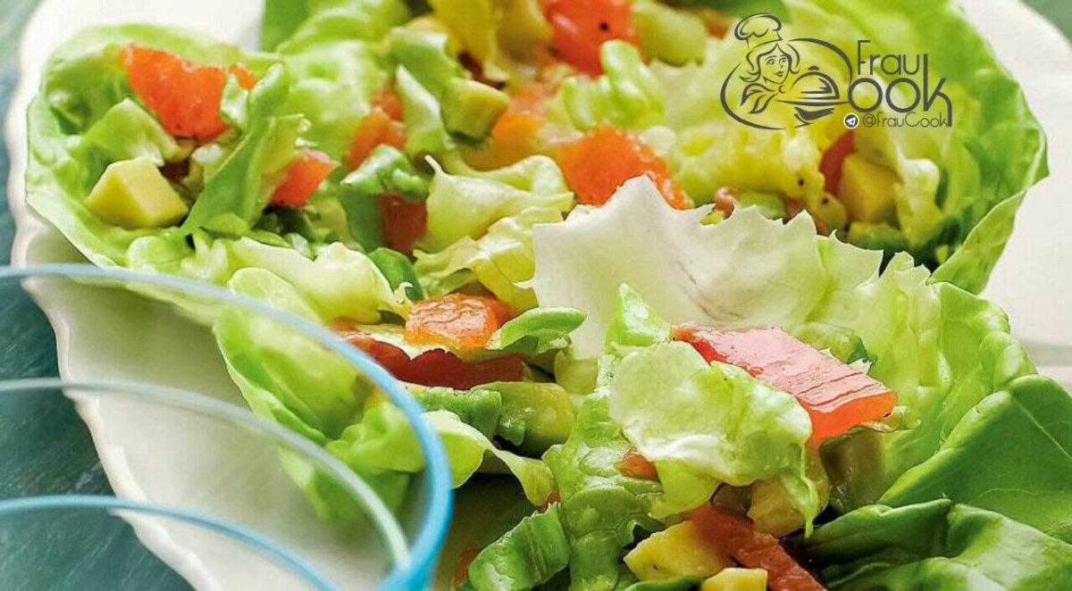 Салат с сёмгой и огурцом и помидором