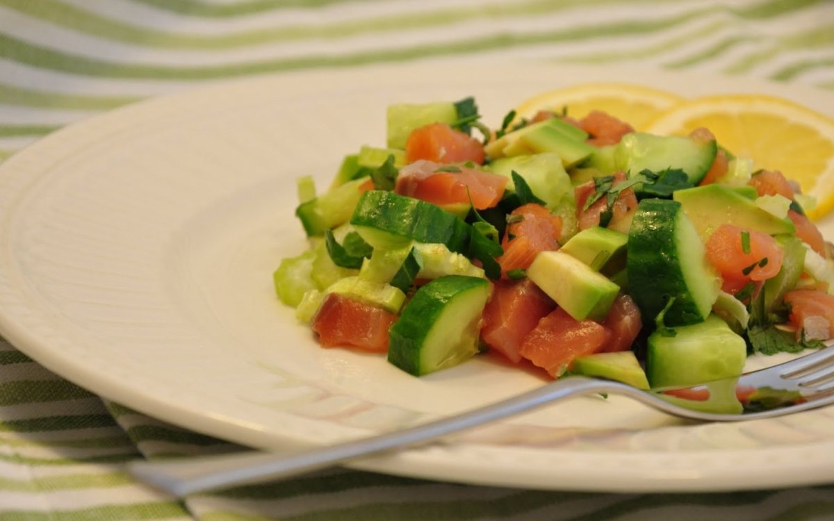 Завтрак с креветками и авокадо