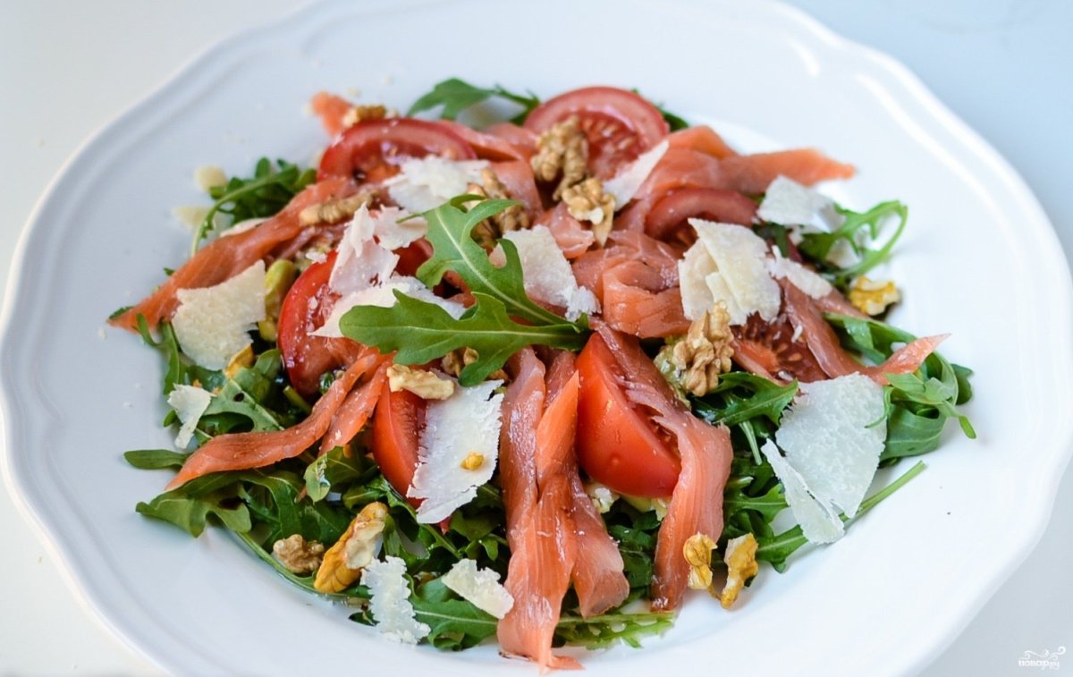 Салат с семгой и авокадо и рукколой