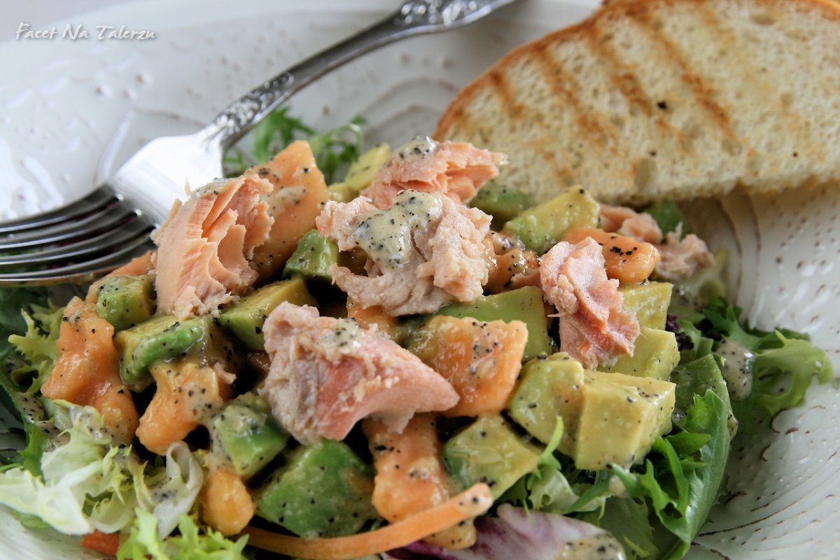 Салат с семгой авокадо и брынзой