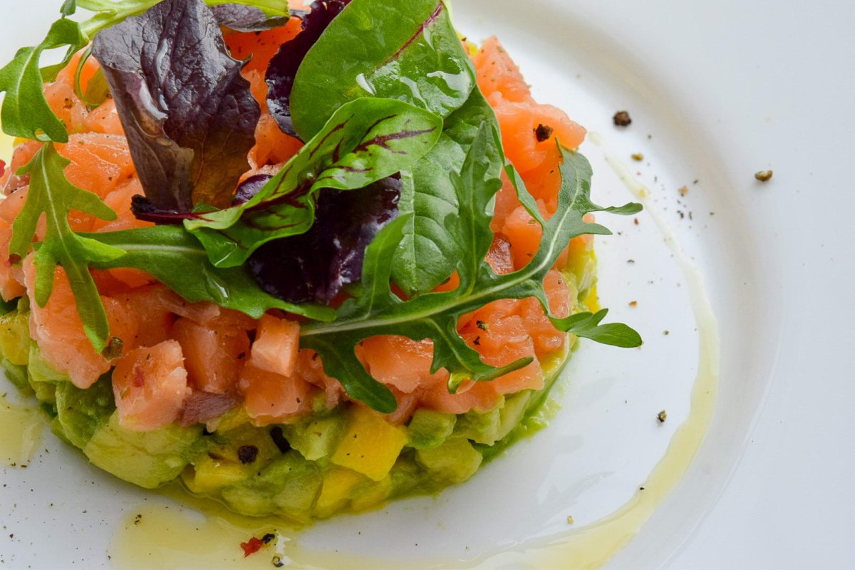 Салат с малосоленой семгой и авокадо