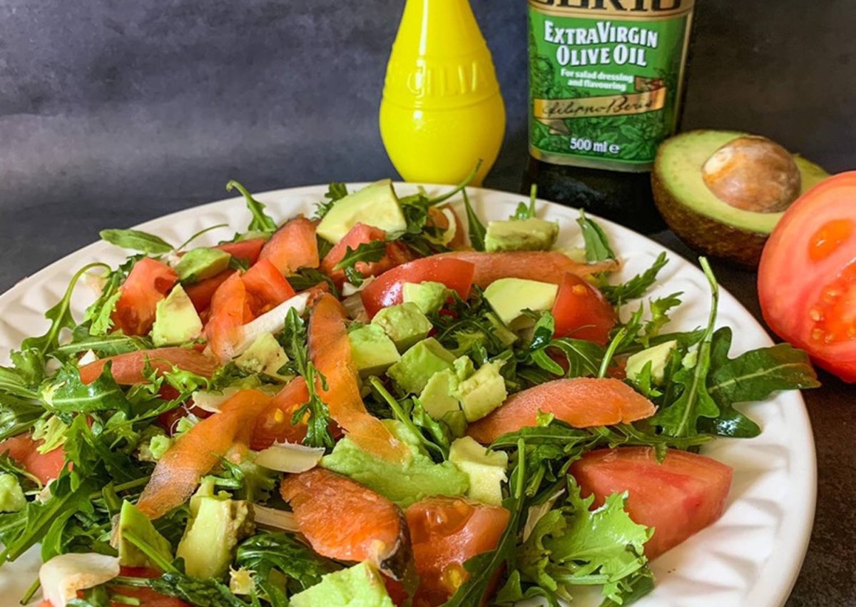 Салат с авокадо и рыбой и рукколой