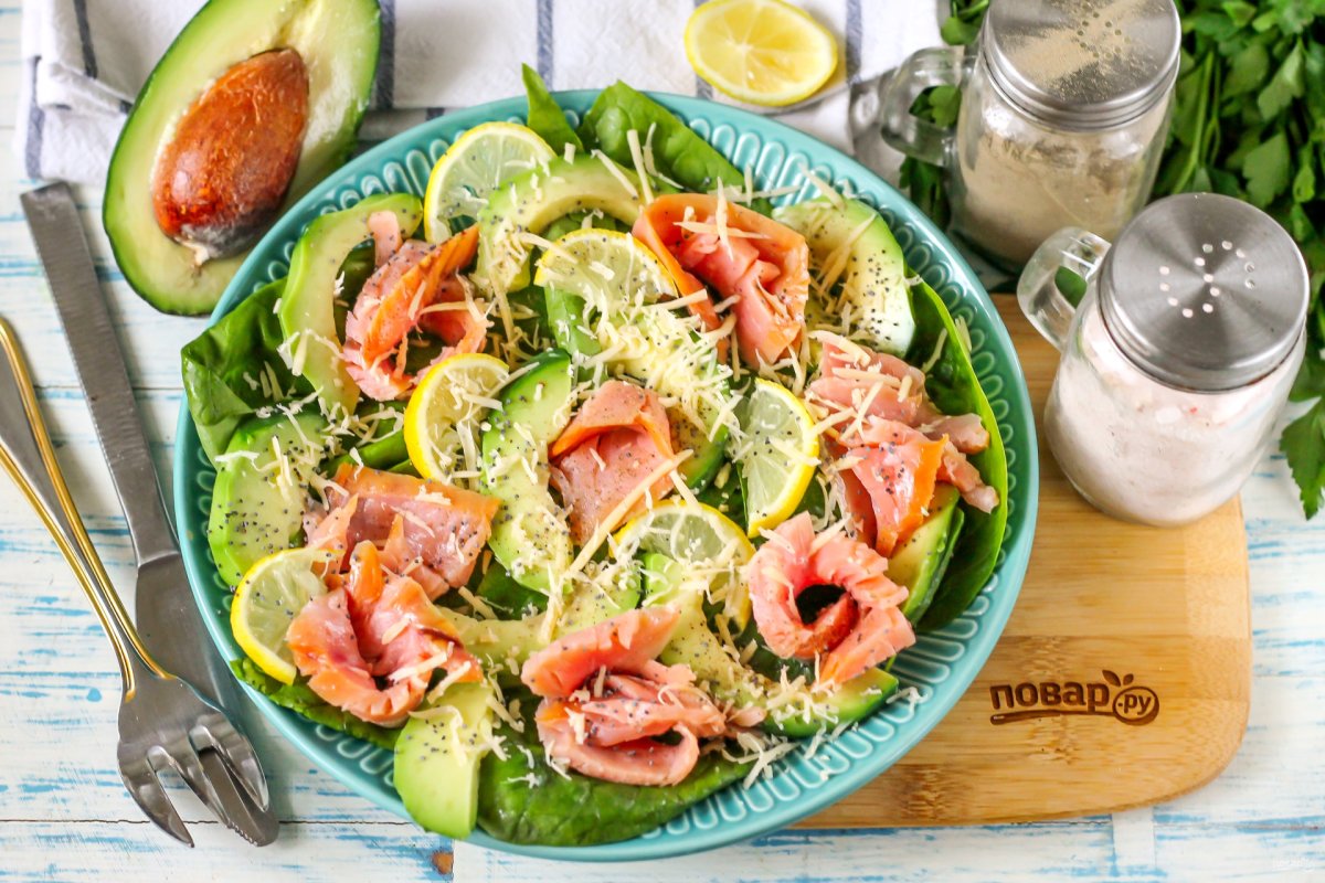 Салат с авокадо и форелью слабосоленой